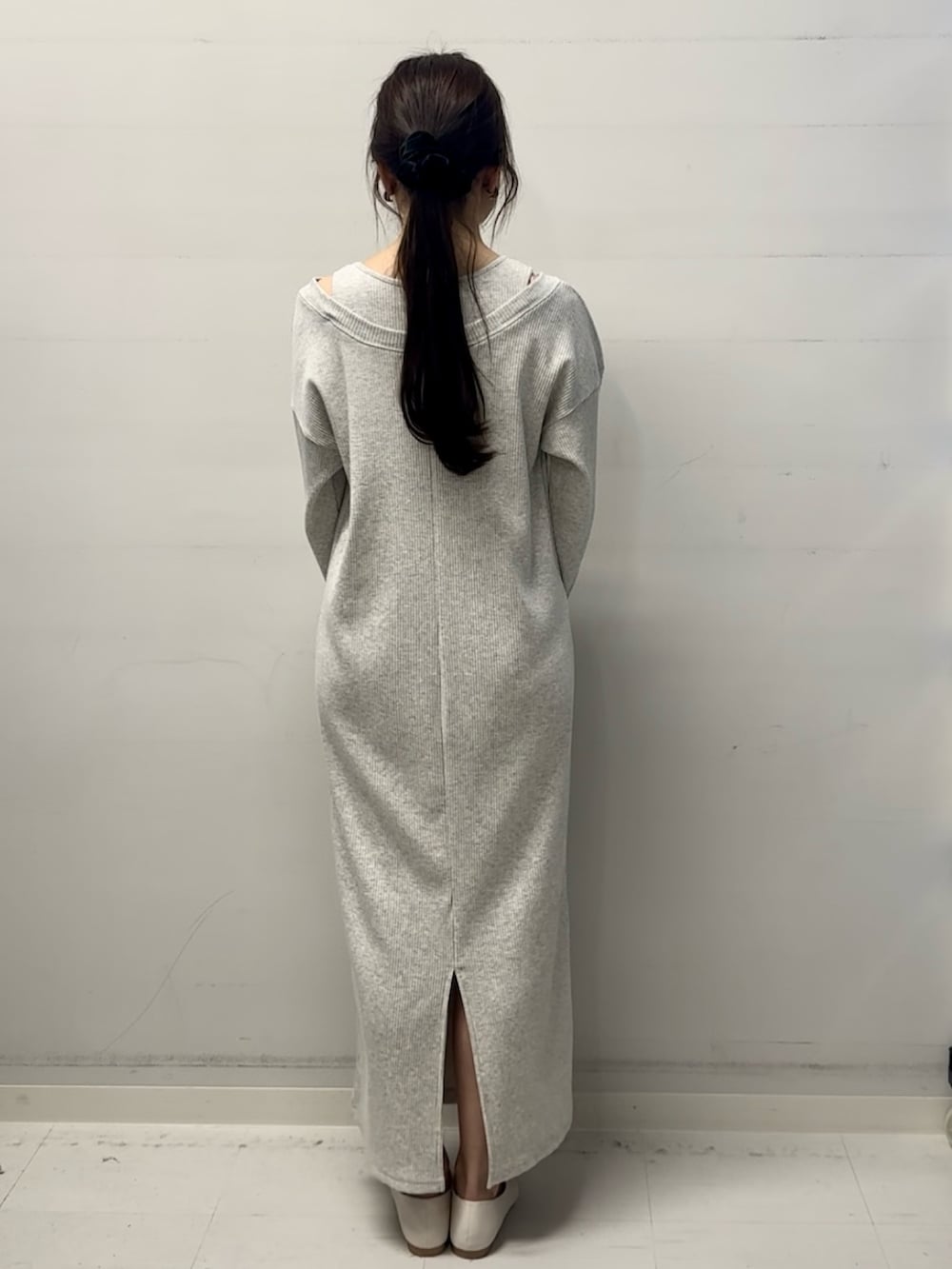 ベージュ系のワンピース、ホワイト系のその他シューズ、ホワイト系のショルダーバッグを着用したレディースの冬コーディネートの3枚目の写真