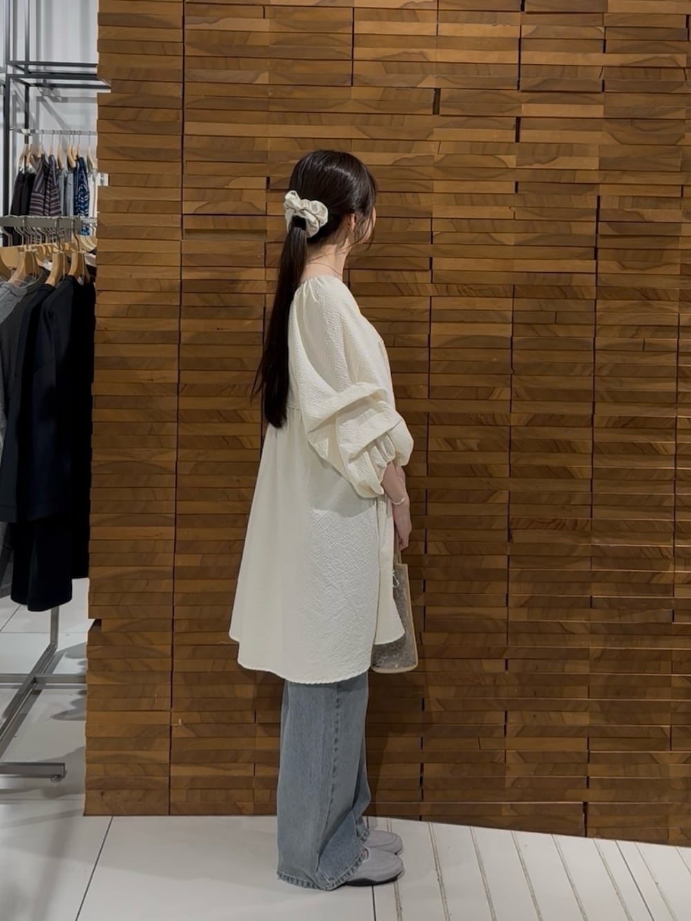 ベージュ系のハンドバッグ、ブルー系のその他パンツ、グレー系のバレエシューズを着用したレディースの春コーディネートの2枚目の写真