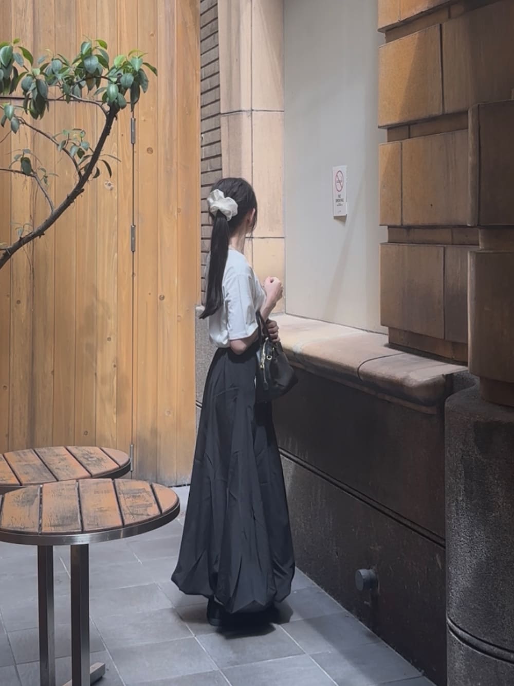 ブラック系のスカート、その他のTシャツ/カットソーを着用したレディースの夏コーディネートの2枚目の写真