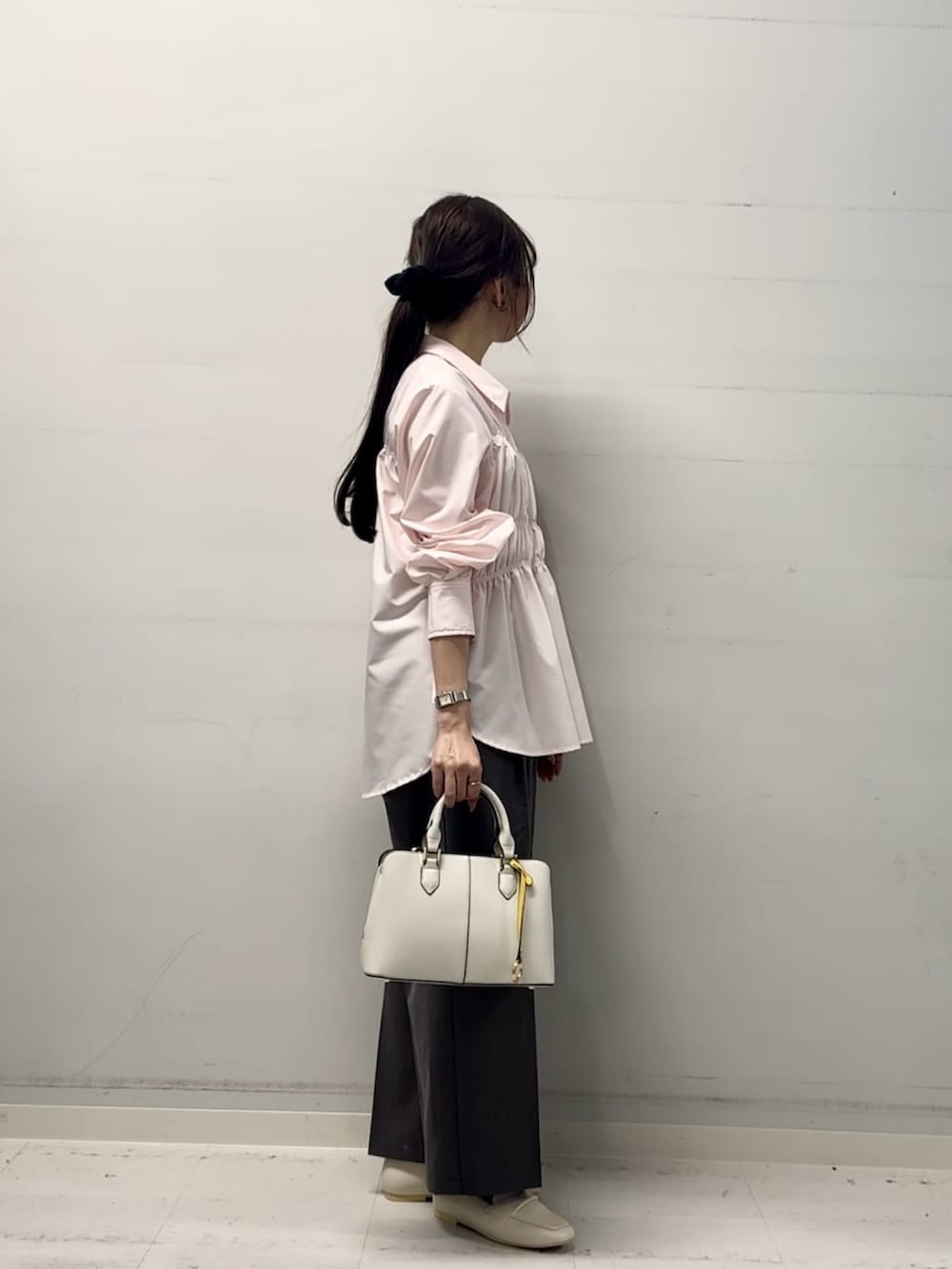 ピンク系のシャツ/ブラウス、グレー系のその他パンツを着用したレディースの冬コーディネートの2枚目の写真