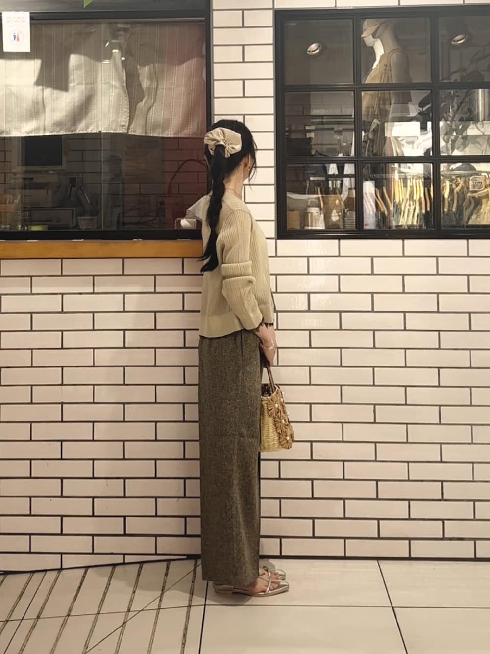 ベージュ系のカーディガン/ボレロ、ベージュ系のその他パンツ、ベージュ系のショルダーバッグを着用したレディースの夏コーディネートの2枚目の写真