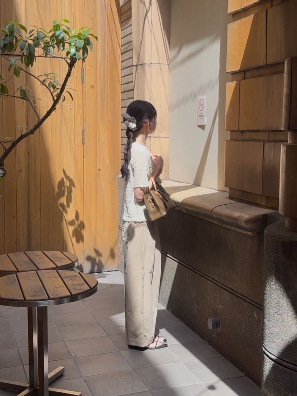 ベージュ系のその他パンツを着用したレディースの夏コーディネートの2枚目の写真