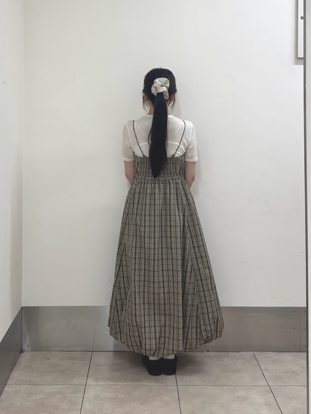 ベージュ系のワンピース、ブラウン系のショルダーバッグを着用したレディースの夏コーディネートの3枚目の写真