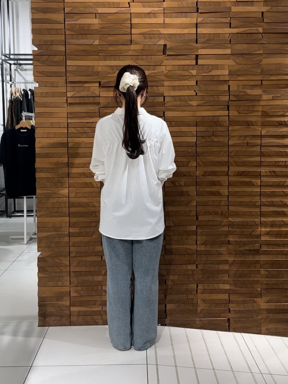 ホワイト系のシャツ/ブラウス、ブルー系のデニムパンツ、ブラック系のショルダーバッグを着用したレディースの春コーディネートの3枚目の写真