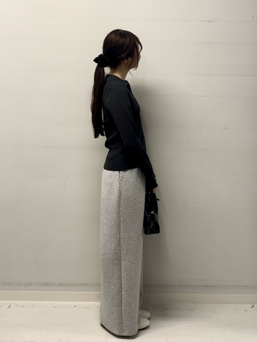 グレー系のカーディガン/ボレロ、グレー系のその他パンツ、ブラック系のボストンバッグを着用したレディースの春コーディネートの2枚目の写真