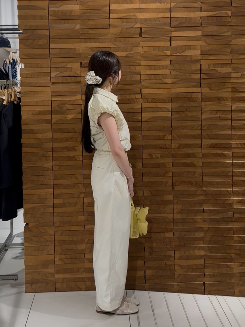 ホワイト系のその他パンツ、ホワイト系のシャツ/ブラウス、イエロー系のハンドバッグを着用したレディースの春コーディネートの2枚目の写真