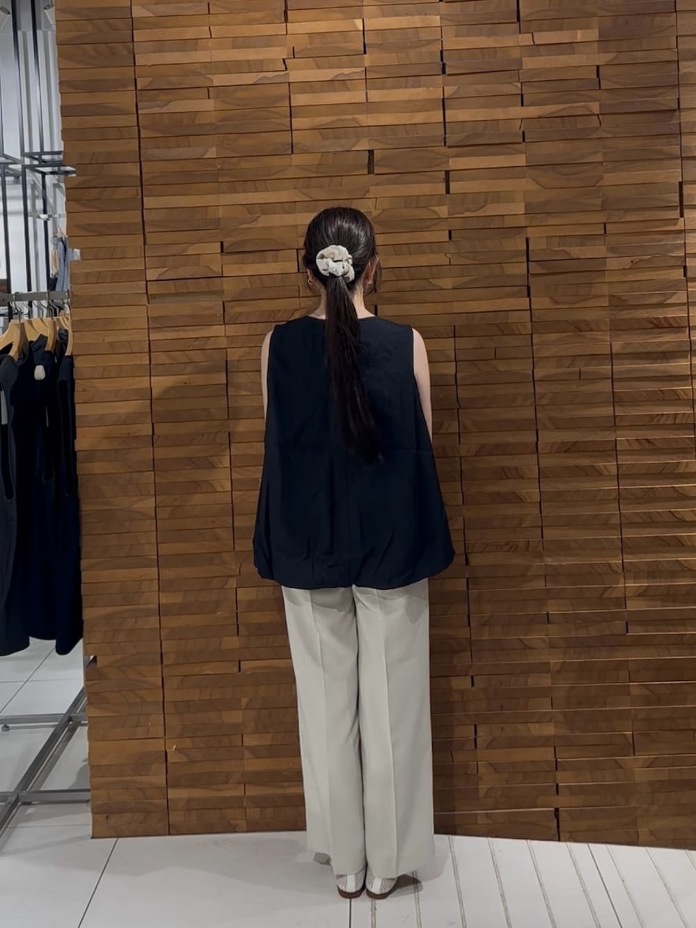 ベージュ系のその他パンツ、ホワイト系のバレエシューズ、イエロー系のハンドバッグを着用したレディースの春コーディネートの3枚目の写真
