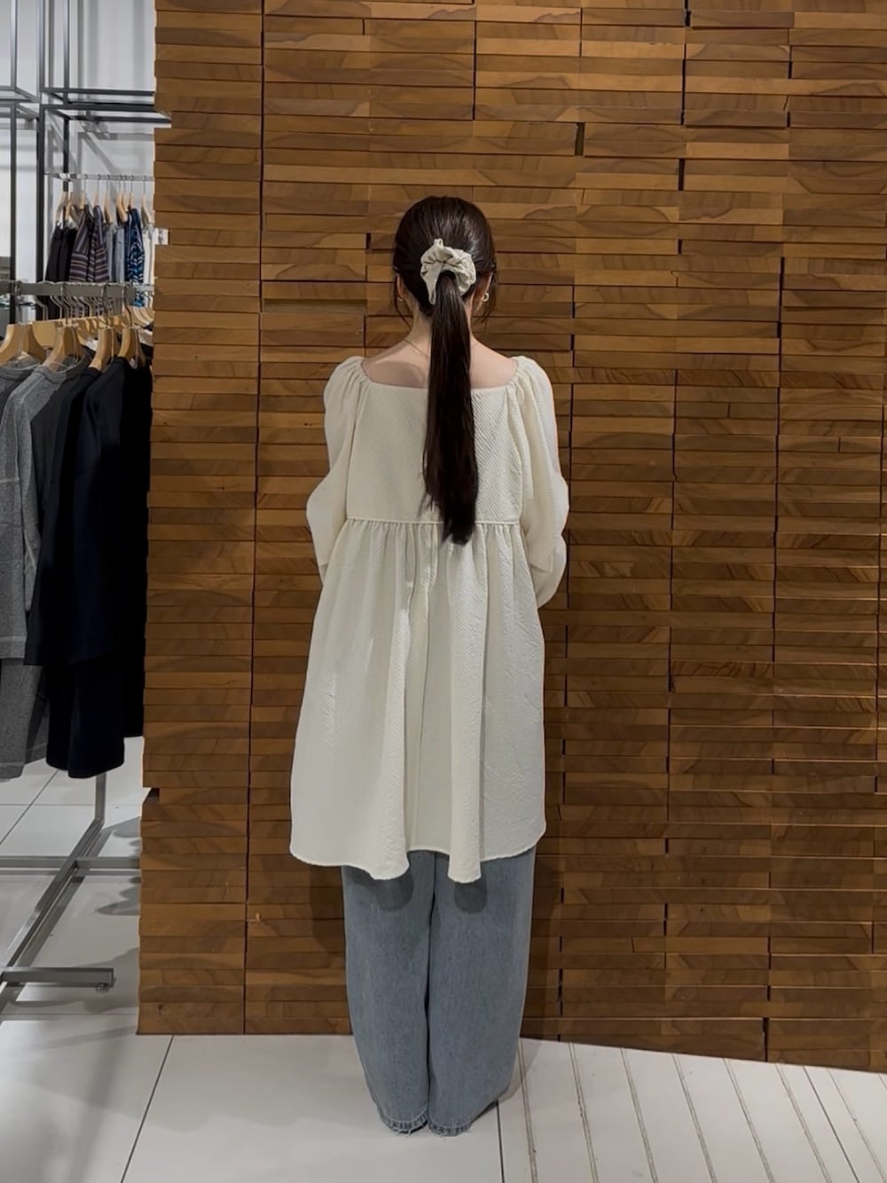ベージュ系のハンドバッグ、ブルー系のその他パンツ、グレー系のバレエシューズを着用したレディースの春コーディネートの3枚目の写真