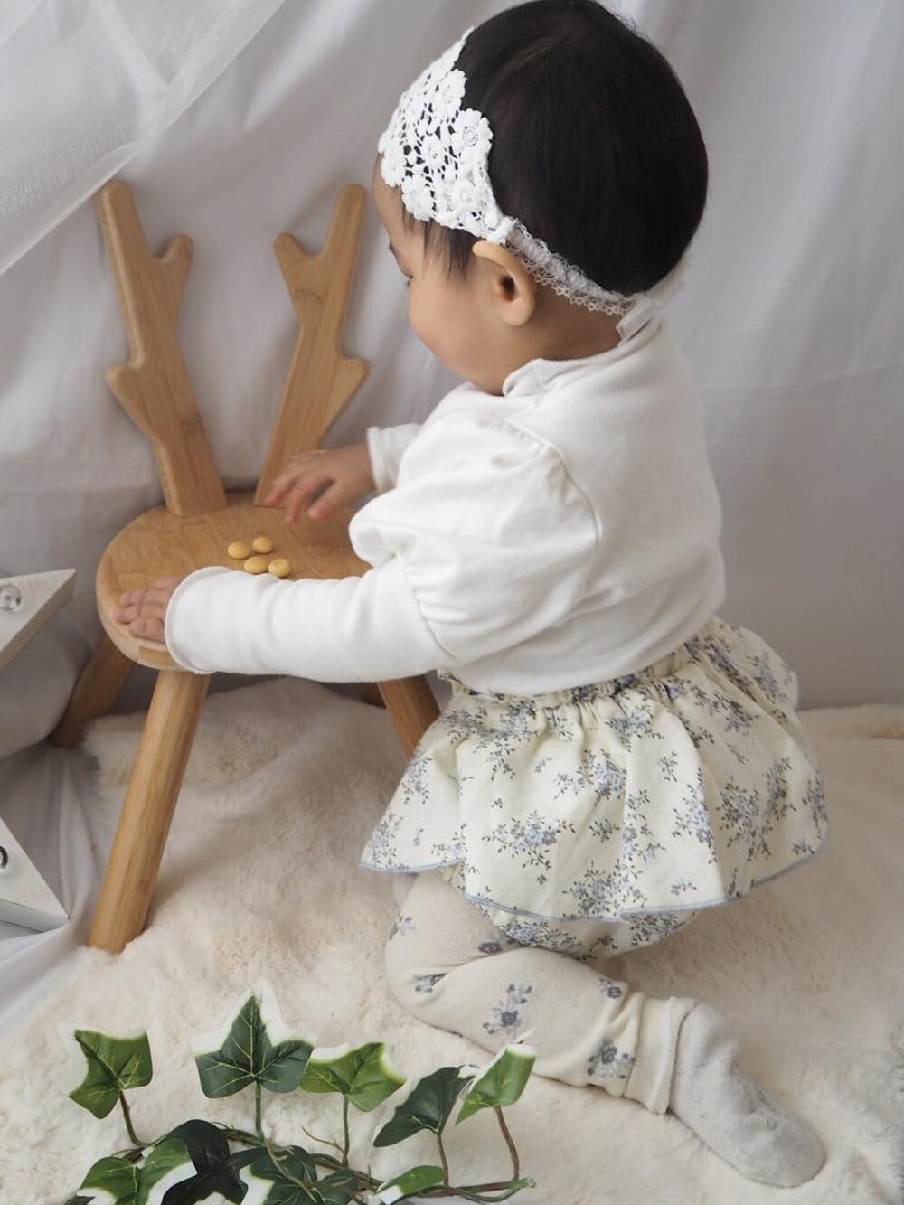 ホワイト系のスカート、ホワイト系のその他ベビーウェアを着用したキッズの冬コーディネートの4枚目の写真