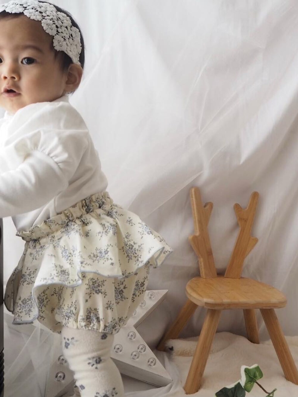 ホワイト系のスカート、ホワイト系のその他ベビーウェアを着用したキッズの冬コーディネートの3枚目の写真