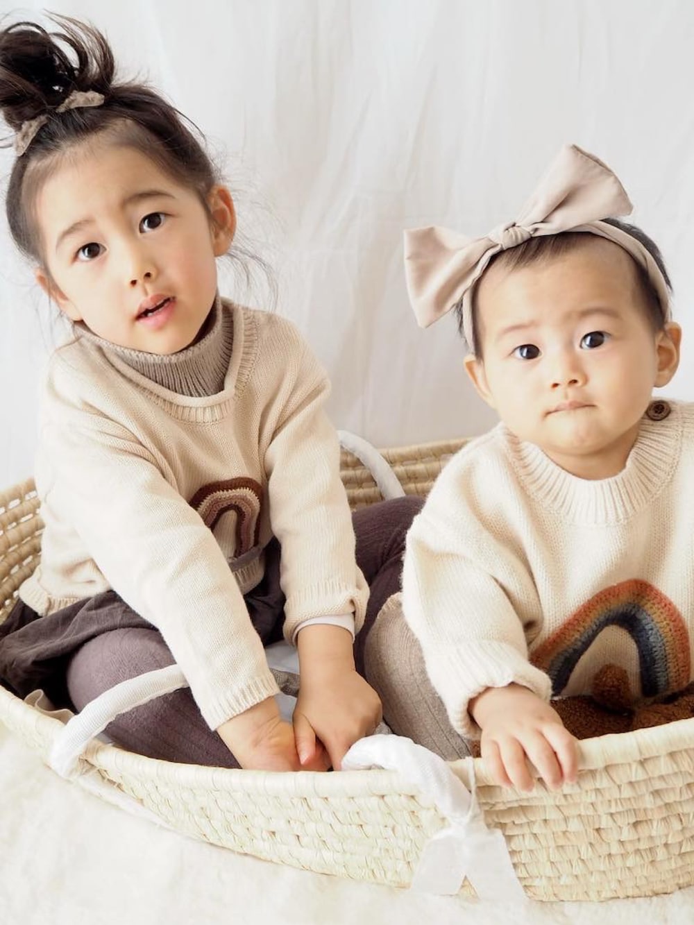 ブラウン系のブーツ、ベージュ系のニット/セーター、ブラウン系のタイツ/ストッキングを着用したレディースの冬コーディネートの4枚目の写真