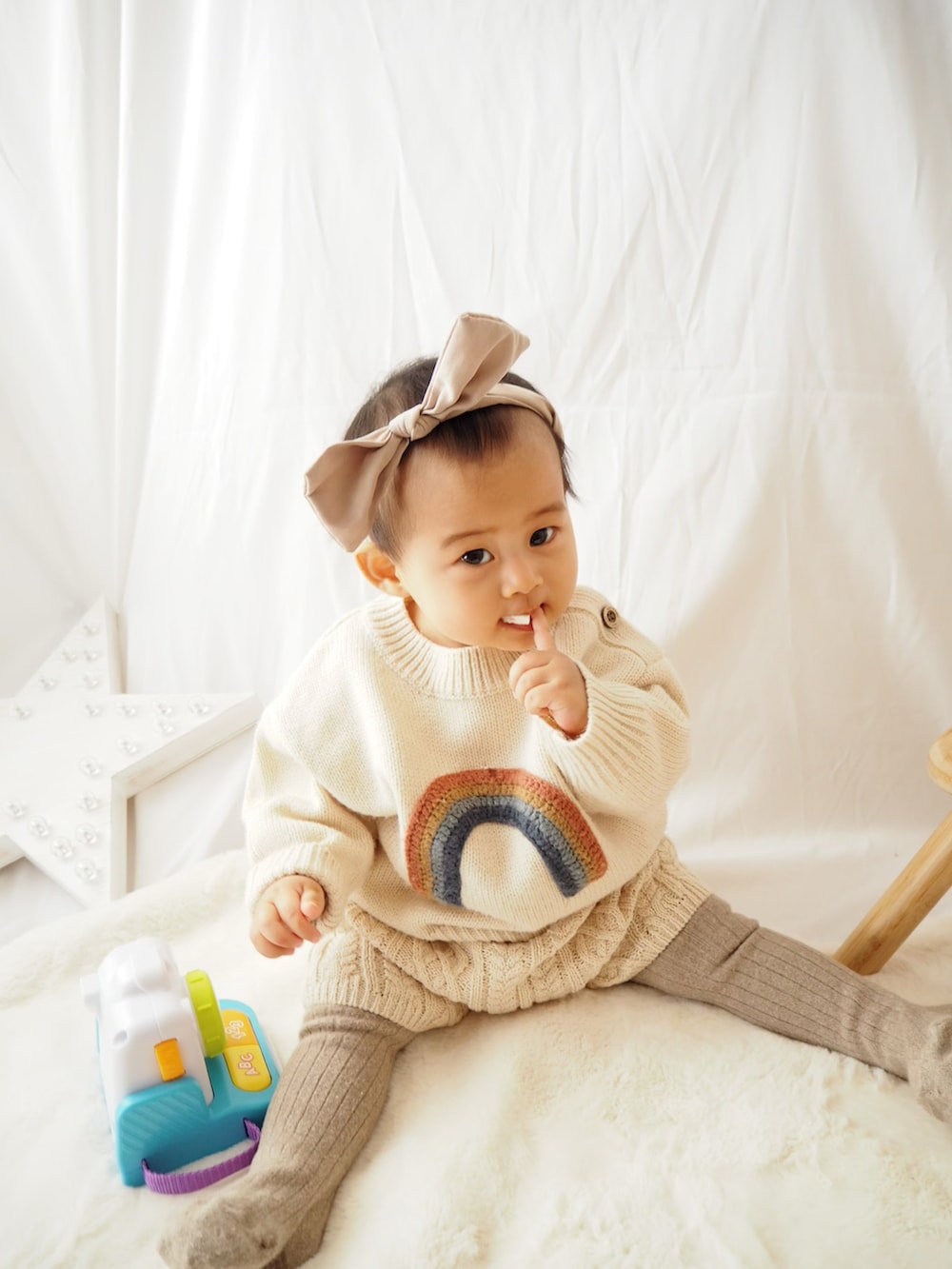 ブラウン系のブーツ、ベージュ系のニット/セーター、ブラウン系のタイツ/ストッキングを着用したレディースの冬コーディネートの5枚目の写真