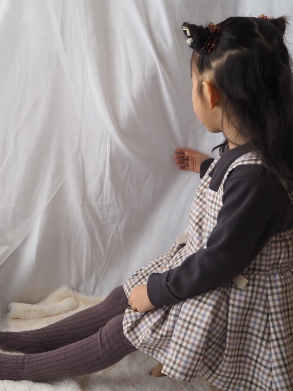 ベージュ系のTシャツ/カットソーを着用したキッズの冬コーディネートの3枚目の写真