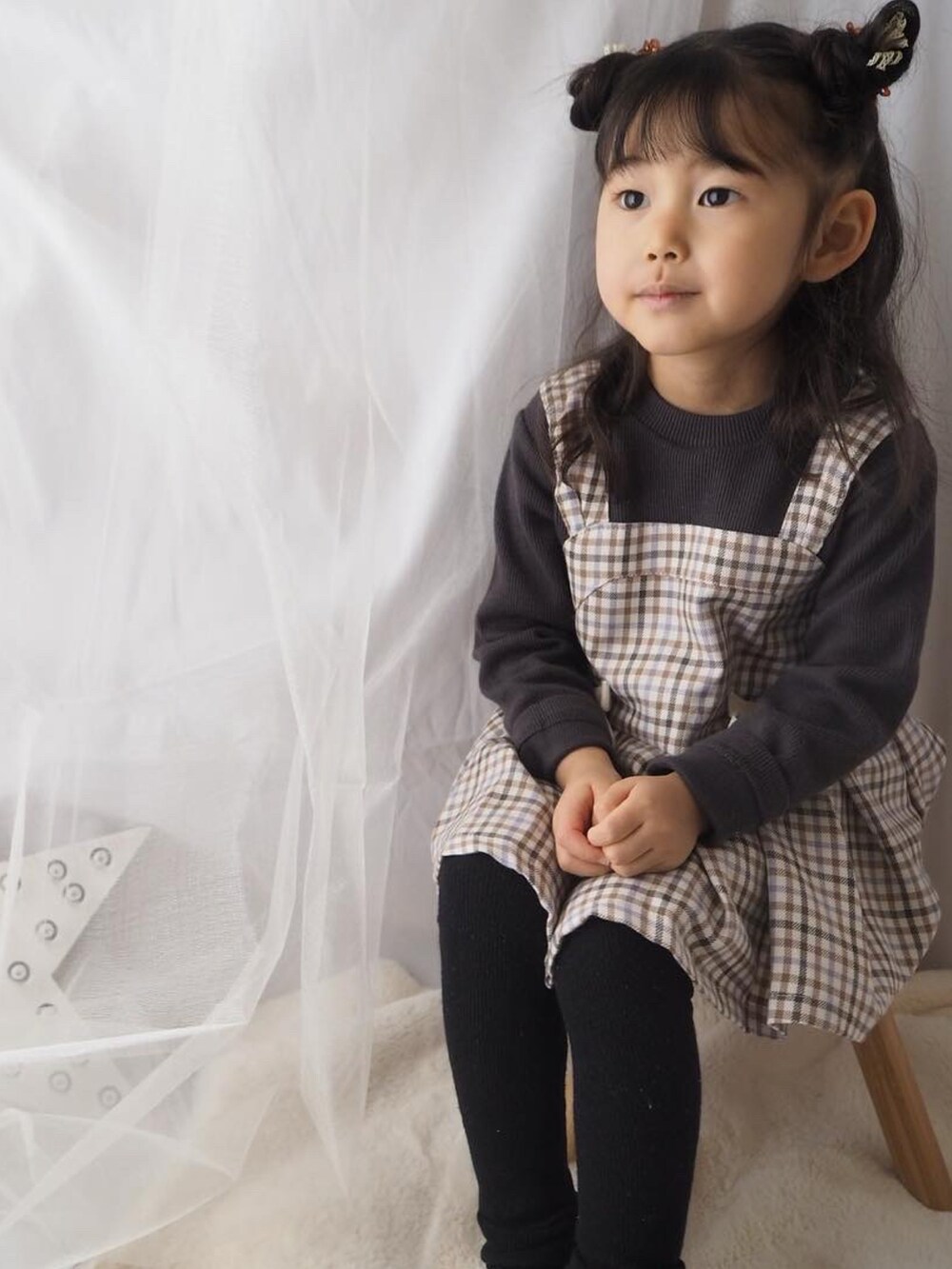 ベージュ系のTシャツ/カットソーを着用したキッズの冬コーディネートの4枚目の写真