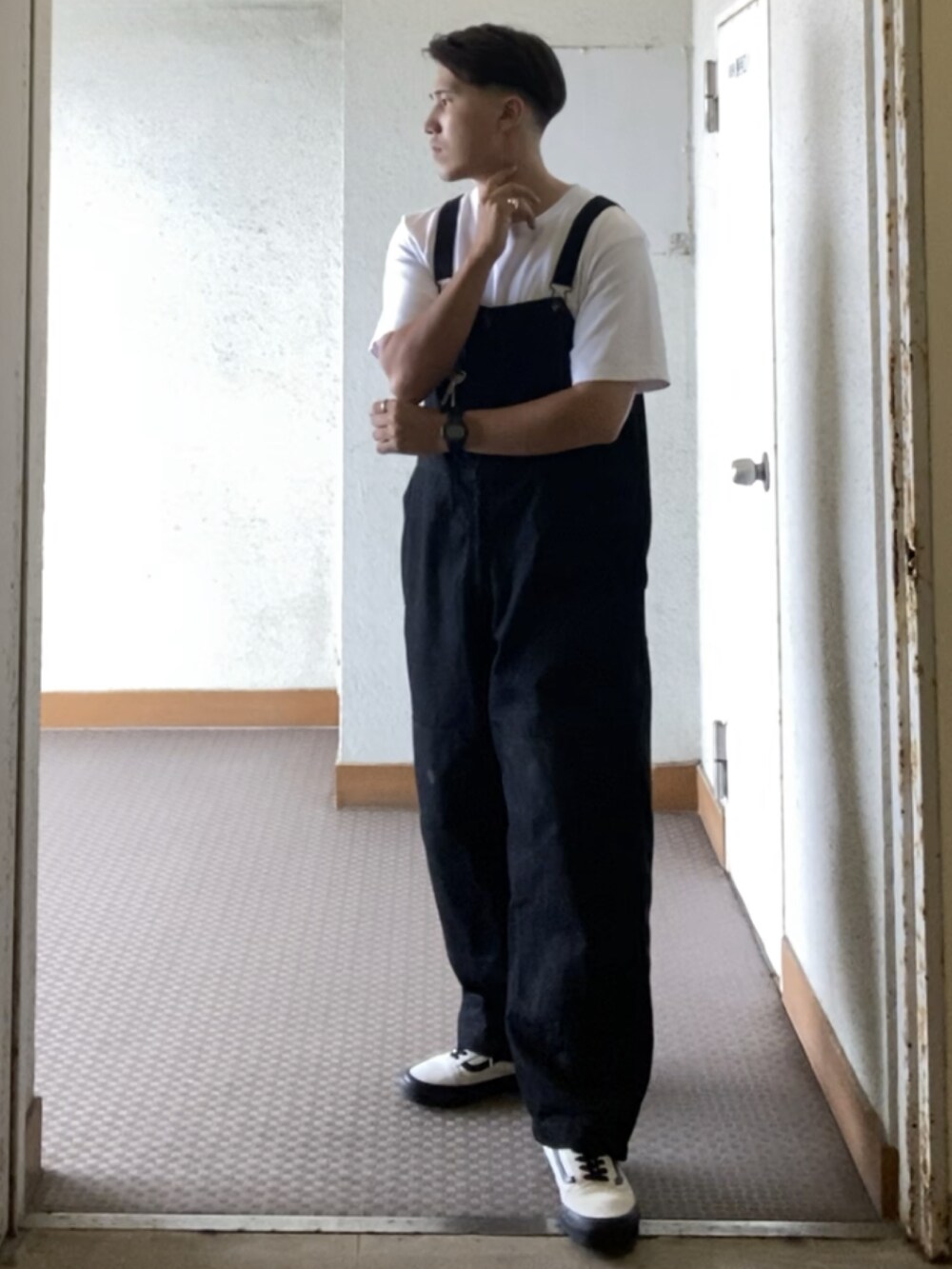 ホワイト系のTシャツ/カットソー、その他のサロペット/オーバーオール、ホワイト系のスニーカーを着用したメンズの夏コーディネートの3枚目の写真