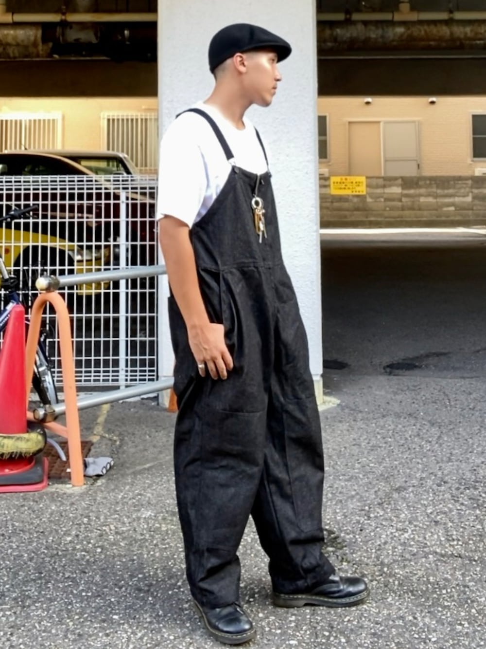 ホワイト系のTシャツ/カットソー、その他のサロペット/オーバーオール、ブラック系のブーツを着用したメンズの夏コーディネートの3枚目の写真
