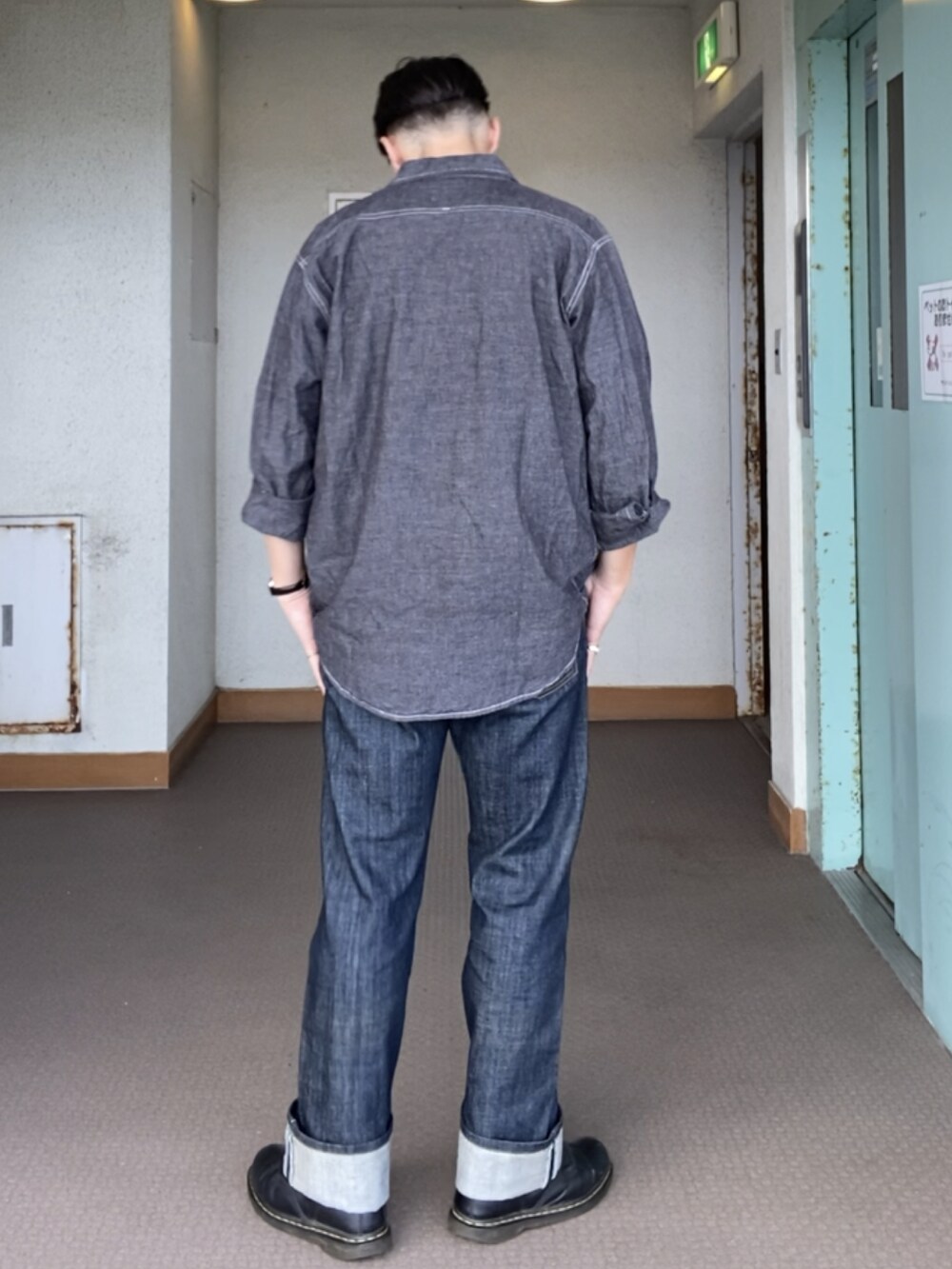 ブルー系のシャツ/ブラウス、その他のデニムパンツ、ブラック系のブーツを着用したメンズの夏コーディネートの3枚目の写真