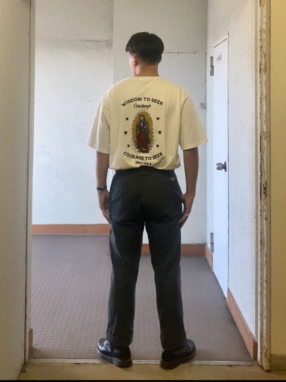 ホワイト系のTシャツ/カットソー、グレー系のその他パンツ、ブラック系のブーツを着用したメンズの夏コーディネートの3枚目の写真