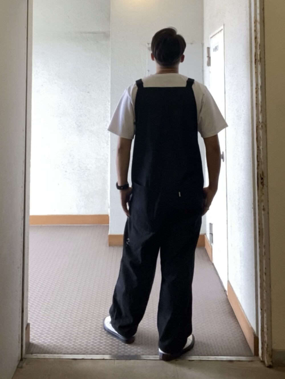 ホワイト系のTシャツ/カットソー、その他のサロペット/オーバーオール、ホワイト系のスニーカーを着用したメンズの夏コーディネートの4枚目の写真