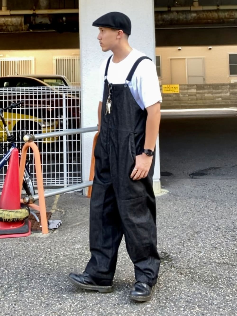 ホワイト系のTシャツ/カットソー、その他のサロペット/オーバーオール、ブラック系のブーツを着用したメンズの夏コーディネートの2枚目の写真