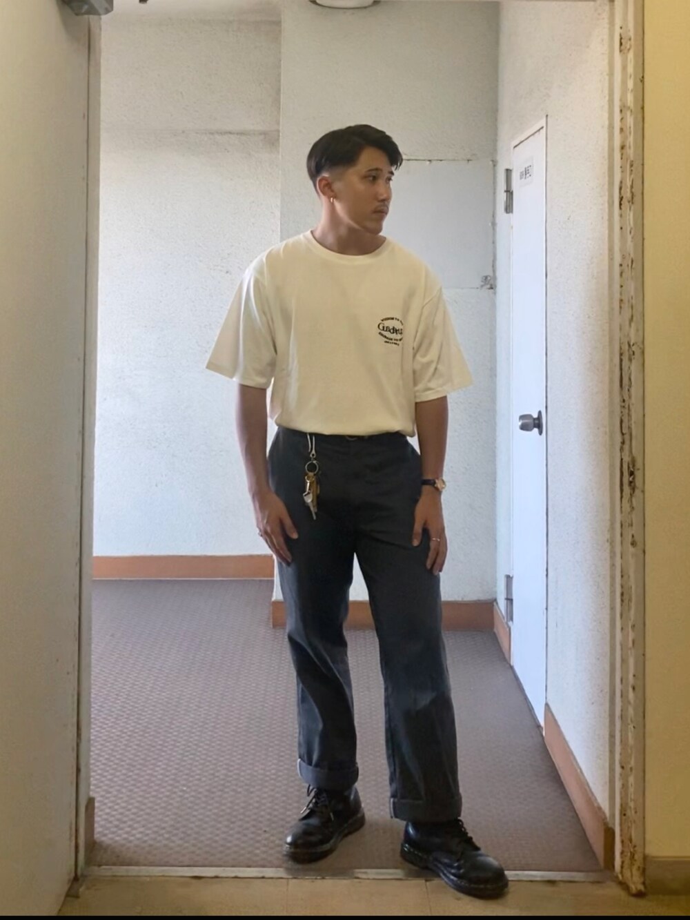 ホワイト系のTシャツ/カットソー、グレー系のその他パンツ、ブラック系のブーツを着用したメンズの夏コーディネートの2枚目の写真