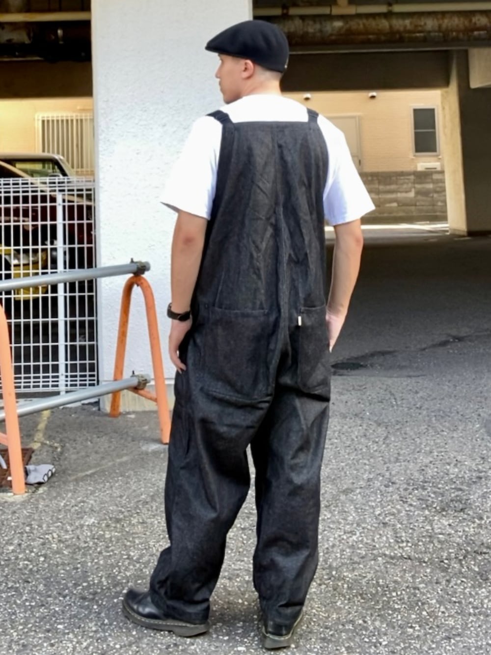 ホワイト系のTシャツ/カットソー、その他のサロペット/オーバーオール、ブラック系のブーツを着用したメンズの夏コーディネートの4枚目の写真