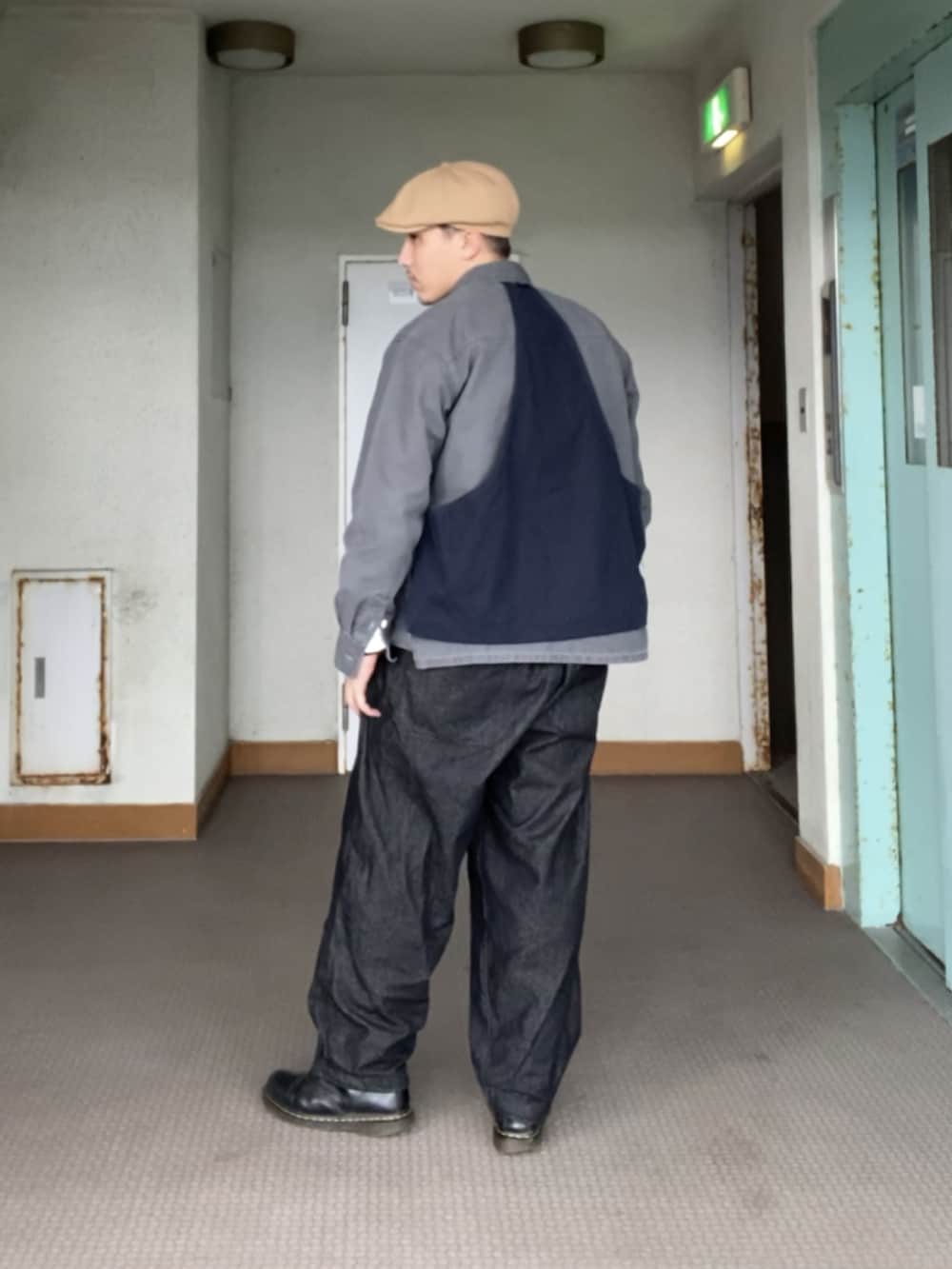 ブラック系のブーツを着用したメンズの冬コーディネートの2枚目の写真