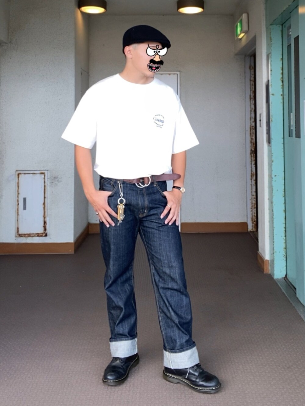 ブルー系のシャツ/ブラウス、その他のデニムパンツ、ブラック系のブーツを着用したメンズの夏コーディネートの4枚目の写真