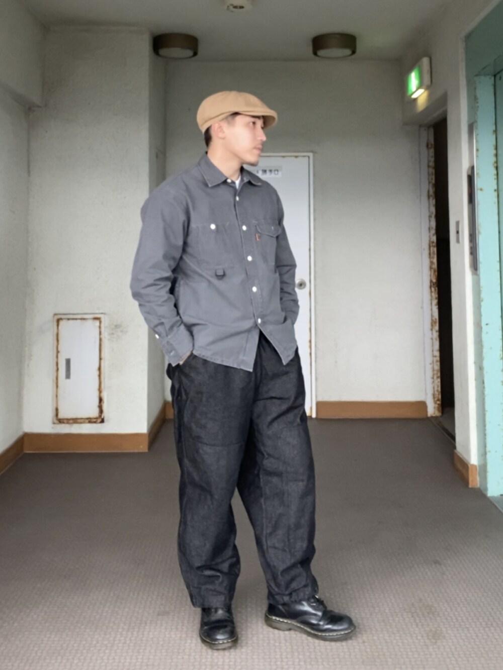 ブラック系のブーツを着用したメンズの冬コーディネートの3枚目の写真