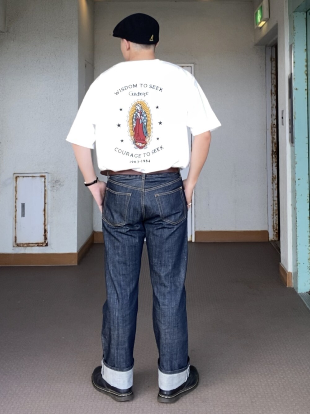 ブルー系のシャツ/ブラウス、その他のデニムパンツ、ブラック系のブーツを着用したメンズの夏コーディネートの5枚目の写真