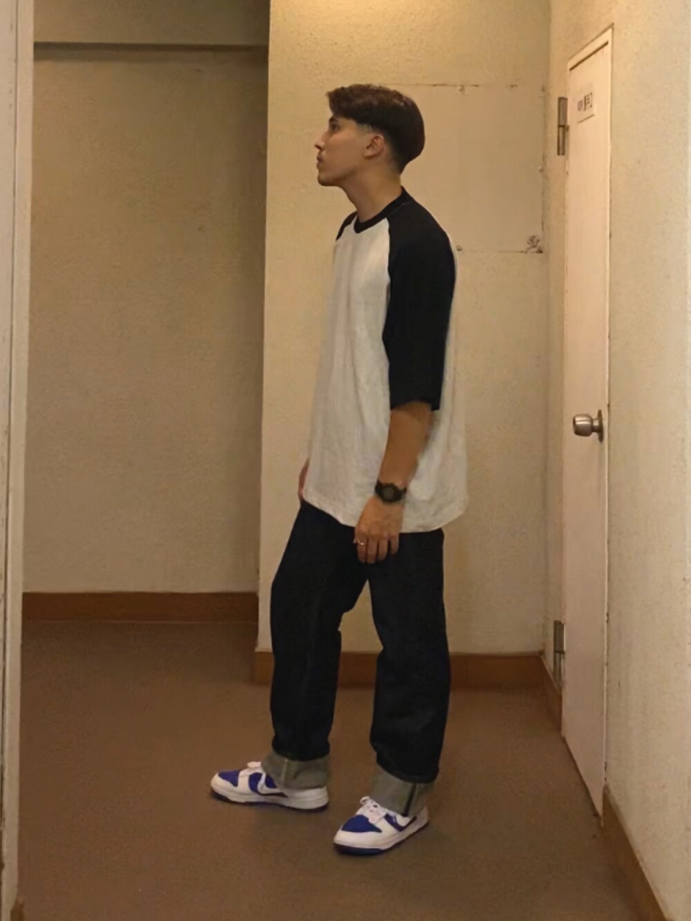 その他のTシャツ/カットソー、その他のデニムパンツ、ブルー系のスニーカーを着用したメンズの夏コーディネートの3枚目の写真