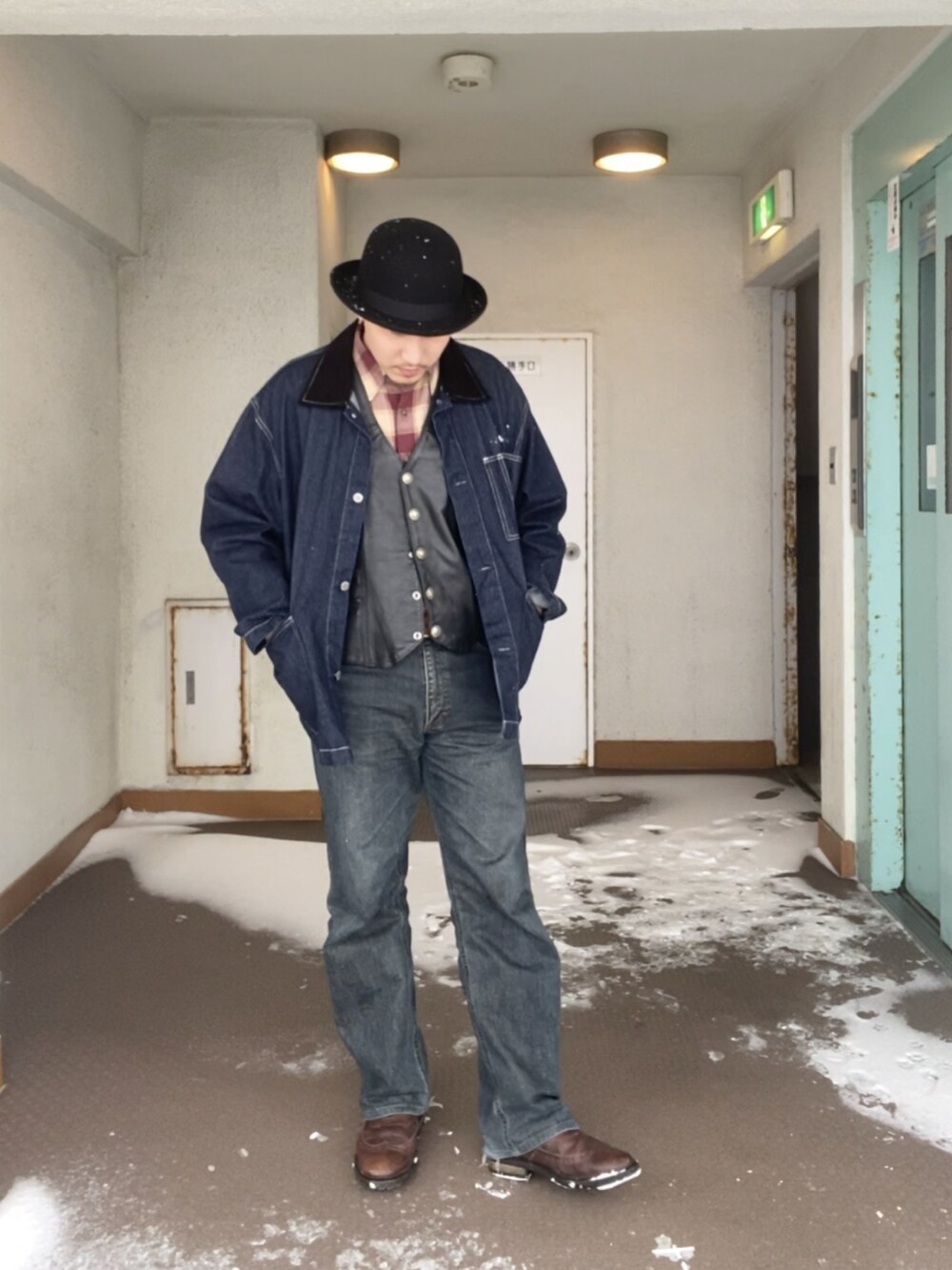 ブルー系のママ＆ベビーを着用したメンズの冬コーディネートの2枚目の写真
