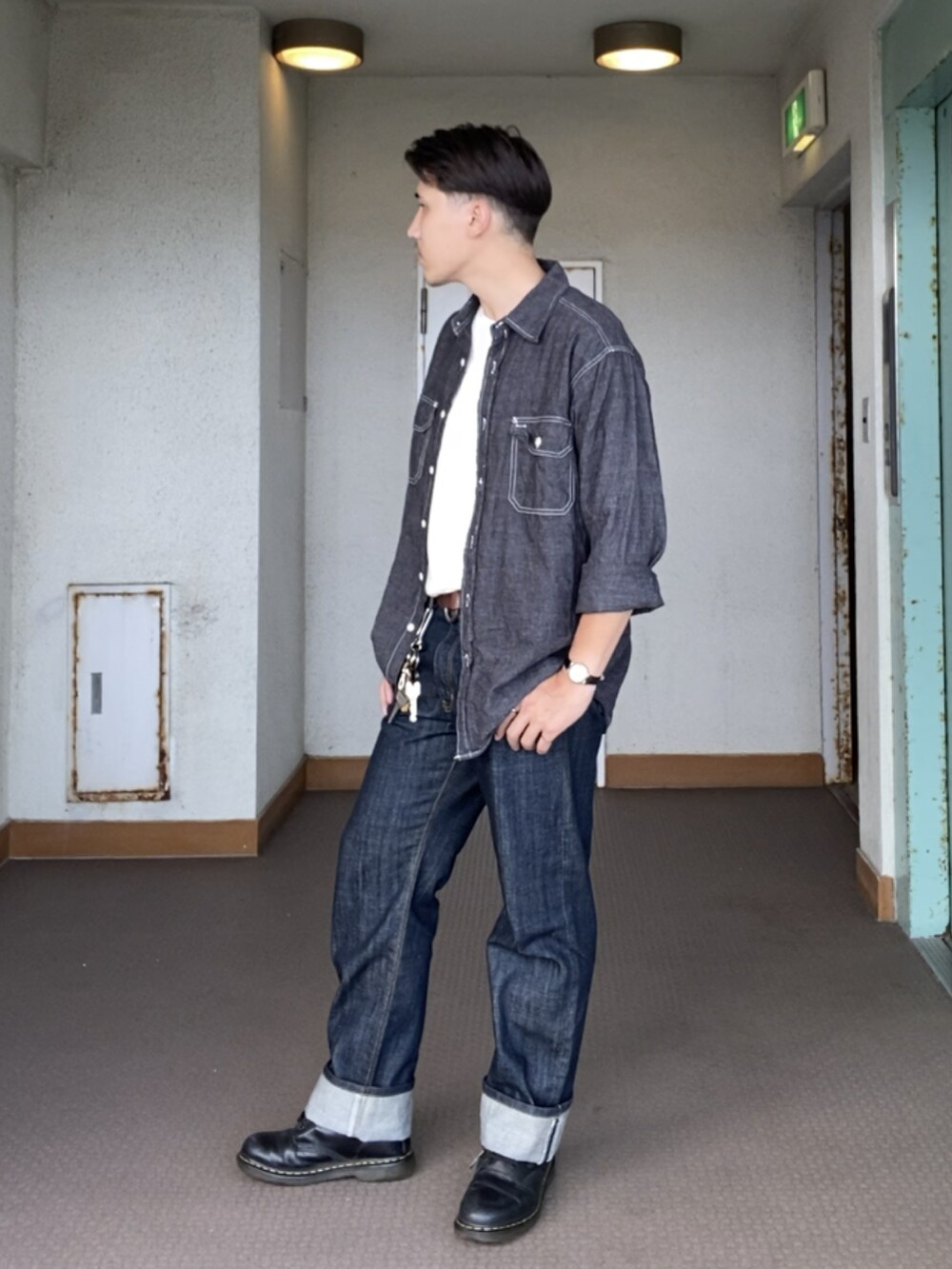ブルー系のシャツ/ブラウス、その他のデニムパンツ、ブラック系のブーツを着用したメンズの夏コーディネートの2枚目の写真