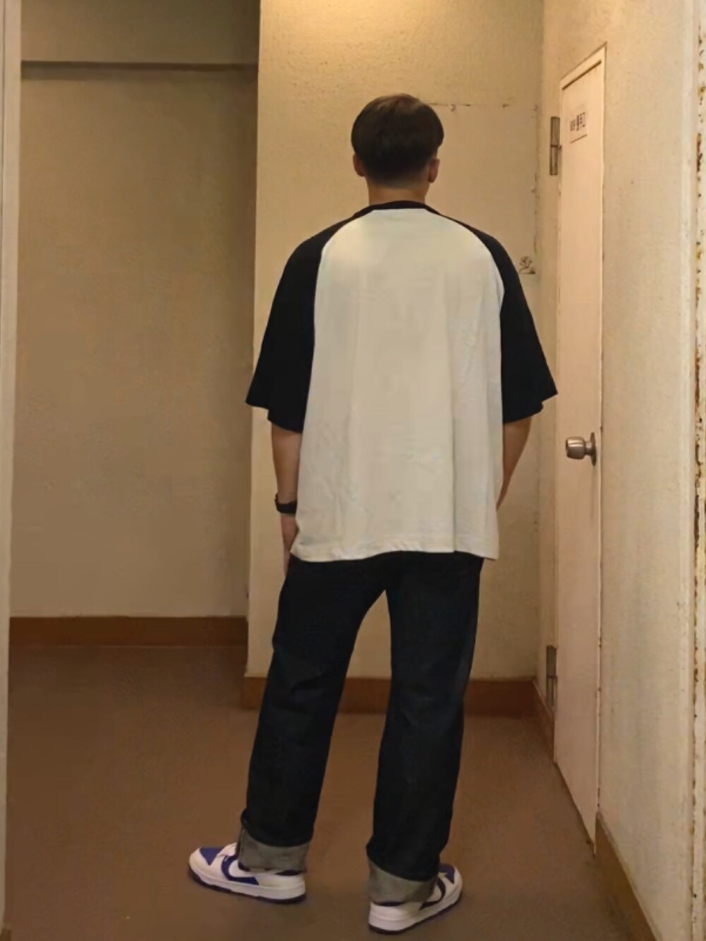 その他のTシャツ/カットソー、その他のデニムパンツ、ブルー系のスニーカーを着用したメンズの夏コーディネートの2枚目の写真