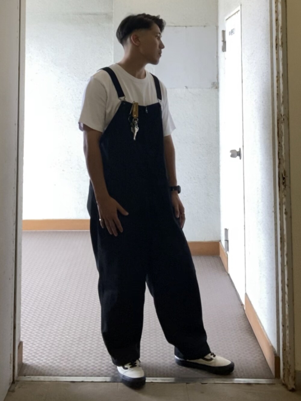 ホワイト系のTシャツ/カットソー、その他のサロペット/オーバーオール、ホワイト系のスニーカーを着用したメンズの夏コーディネートの2枚目の写真