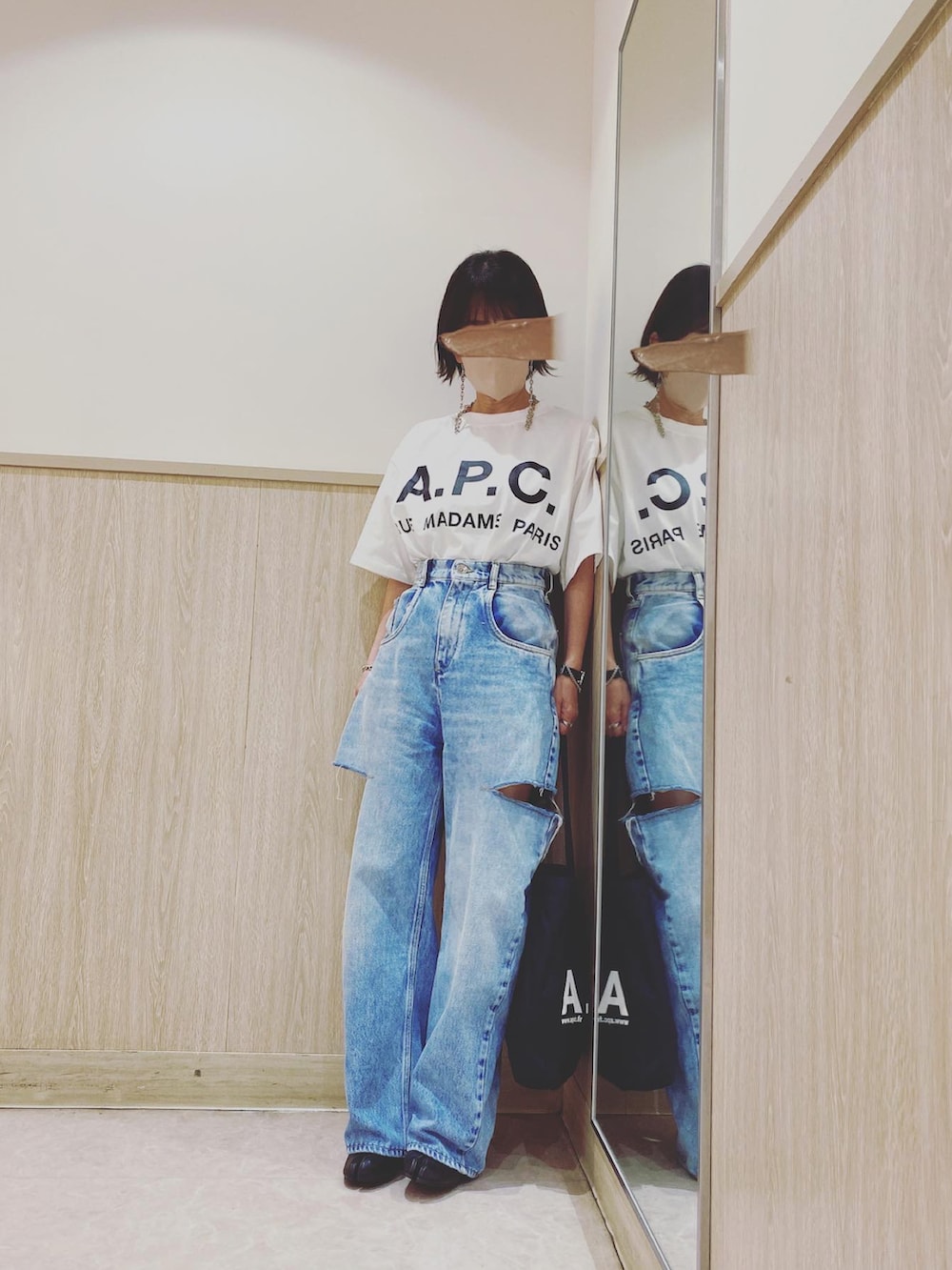 ホワイト系のTシャツ/カットソー、ブルー系のデニムパンツを着用したレディースの春コーディネートの2枚目の写真