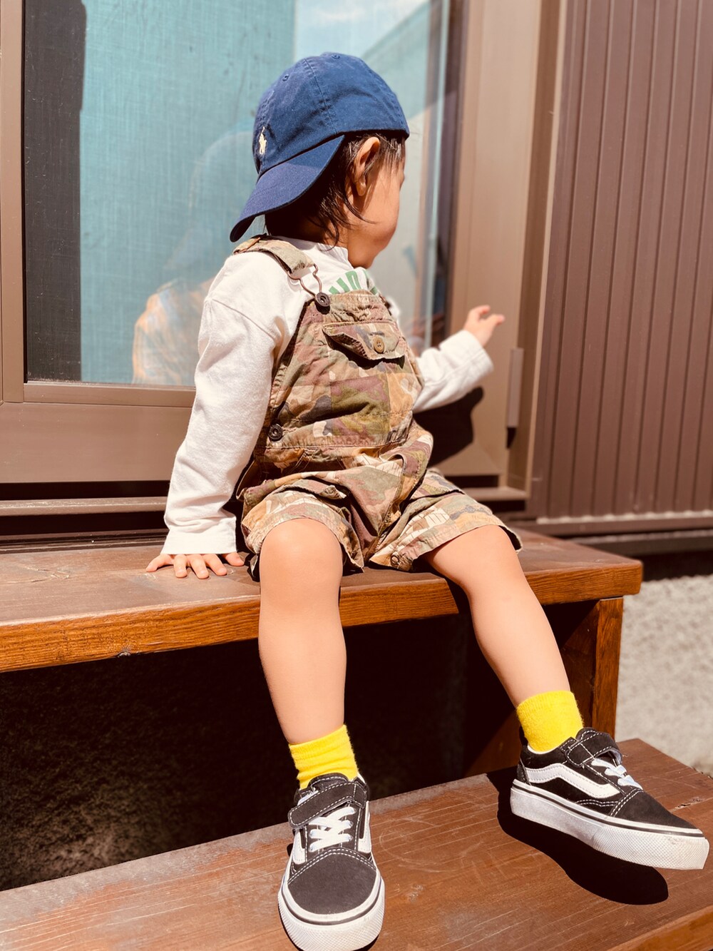 グリーン系のサロペット/オーバーオール、ホワイト系のTシャツ/カットソー、ブラック系のスニーカーを着用したキッズの春コーディネートの5枚目の写真