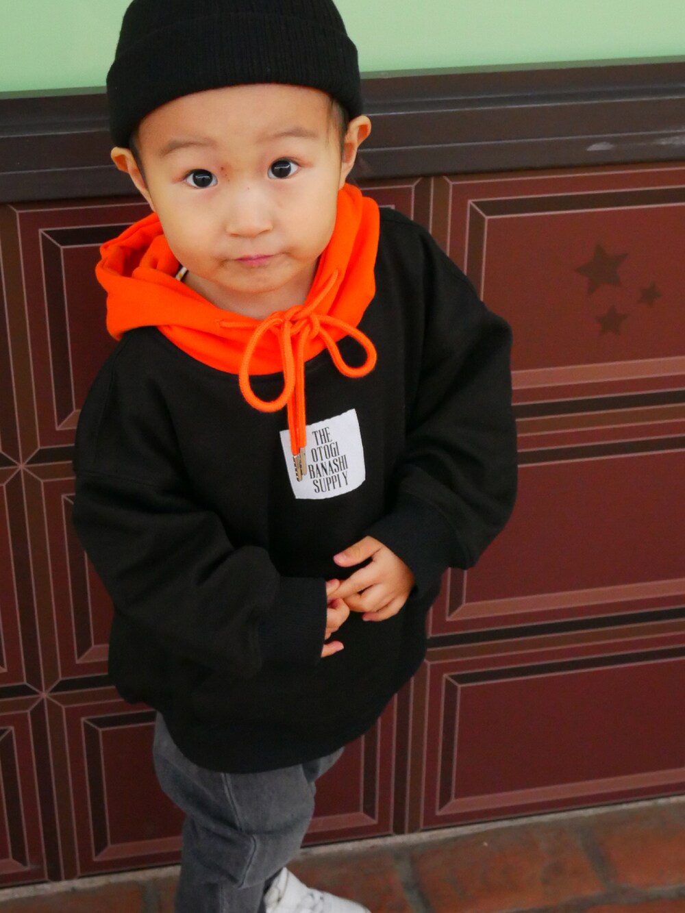 ブラック系のパーカー、グレー系のデニムパンツ、ブラック系のニットキャップ/ビーニーを着用したキッズの春コーディネートの3枚目の写真