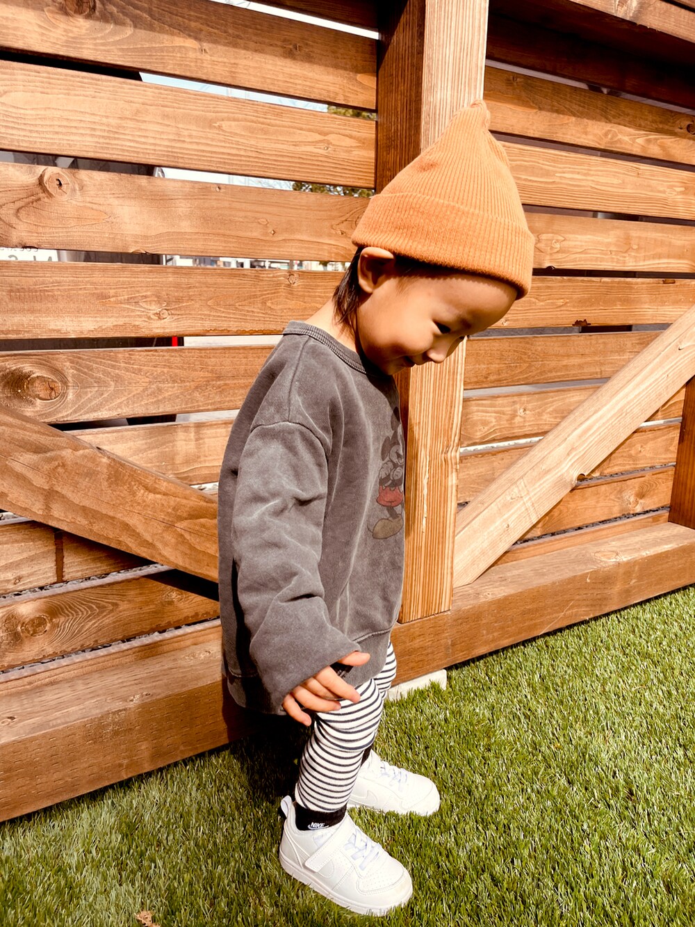 その他のパンツ、ホワイト系のスニーカー、グレー系のスウェットを着用したキッズの春コーディネートの2枚目の写真