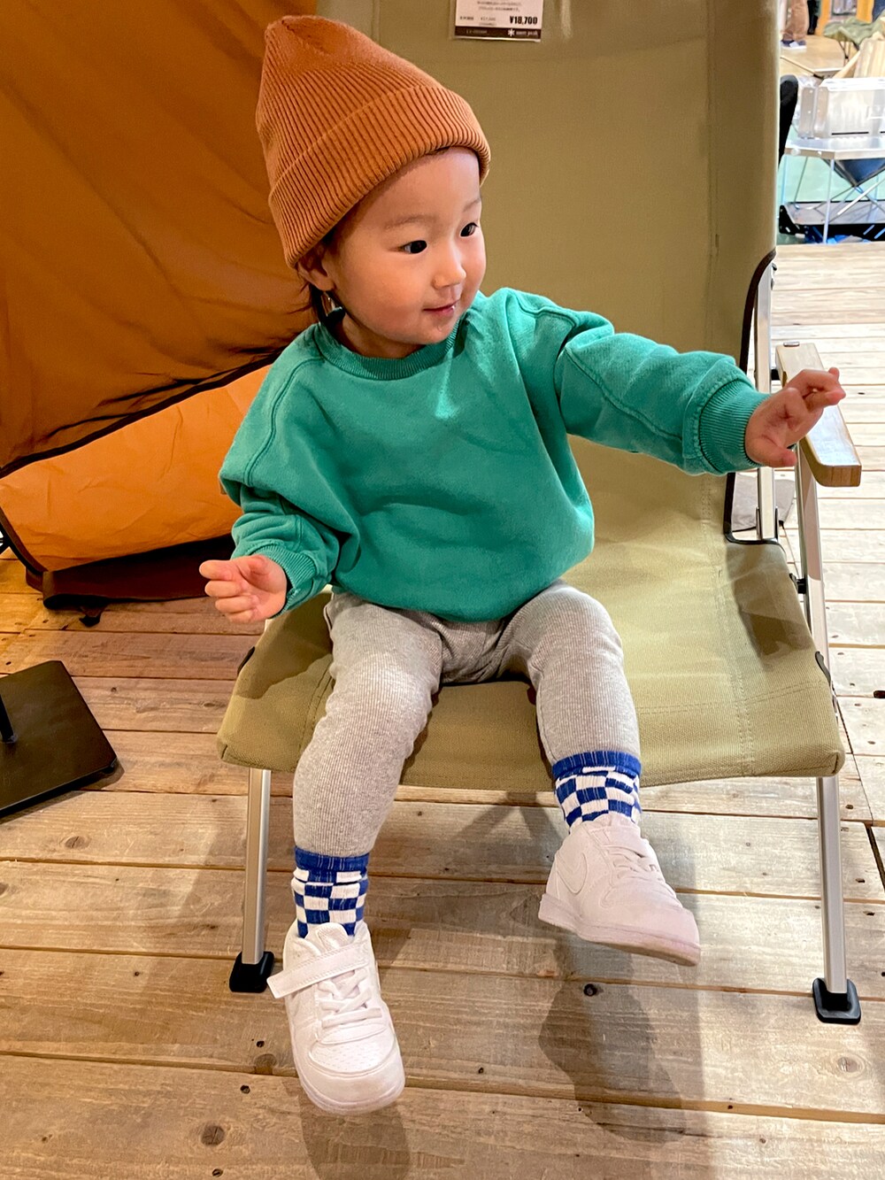 グレー系のその他パンツ、グリーン系のスウェット、ホワイト系のスニーカーを着用したキッズの春コーディネートの2枚目の写真