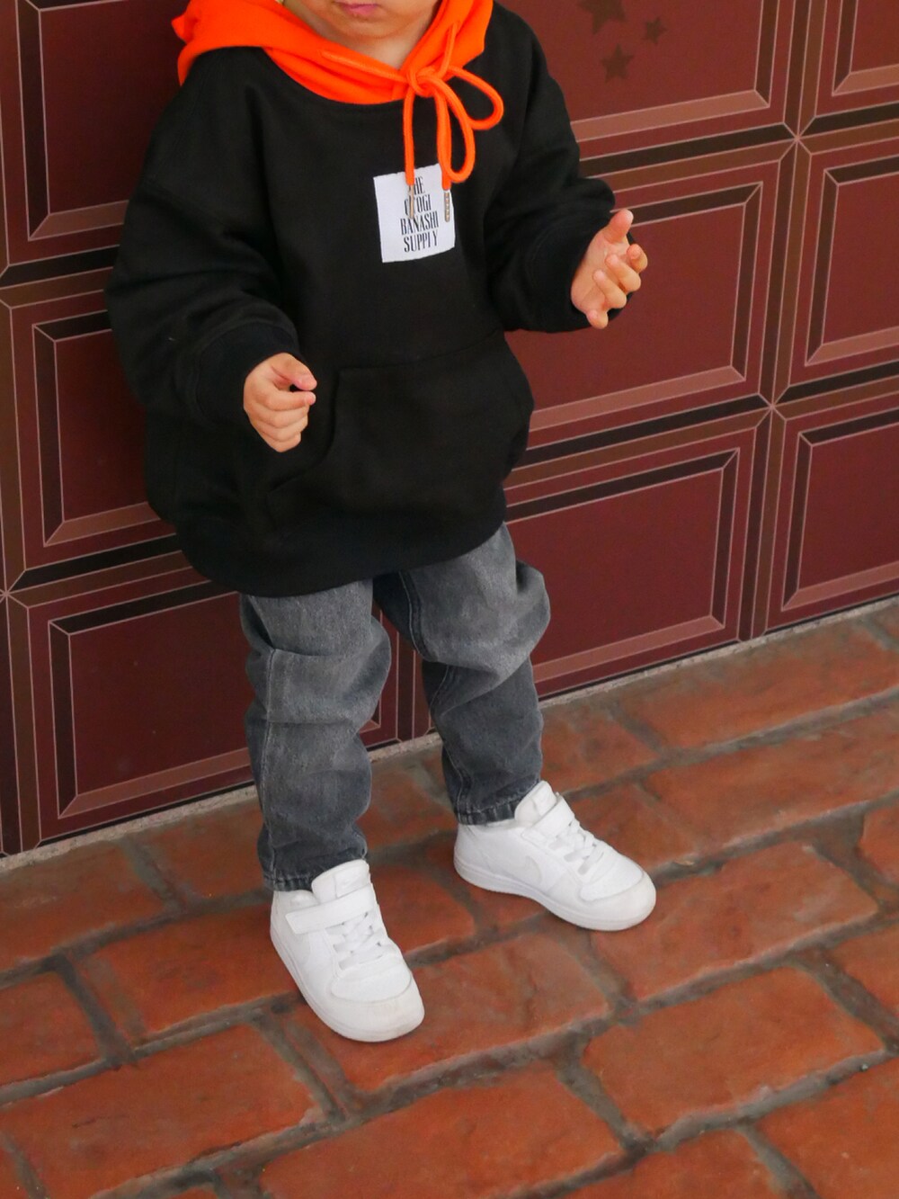 ブラック系のパーカー、グレー系のデニムパンツ、ブラック系のニットキャップ/ビーニーを着用したキッズの春コーディネートの5枚目の写真