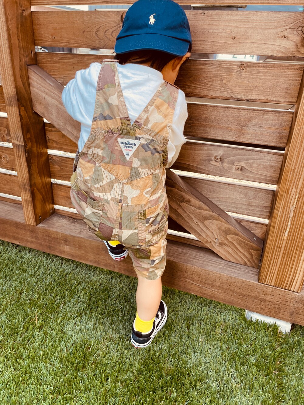 グリーン系のサロペット/オーバーオール、ホワイト系のTシャツ/カットソー、ブラック系のスニーカーを着用したキッズの春コーディネートの4枚目の写真