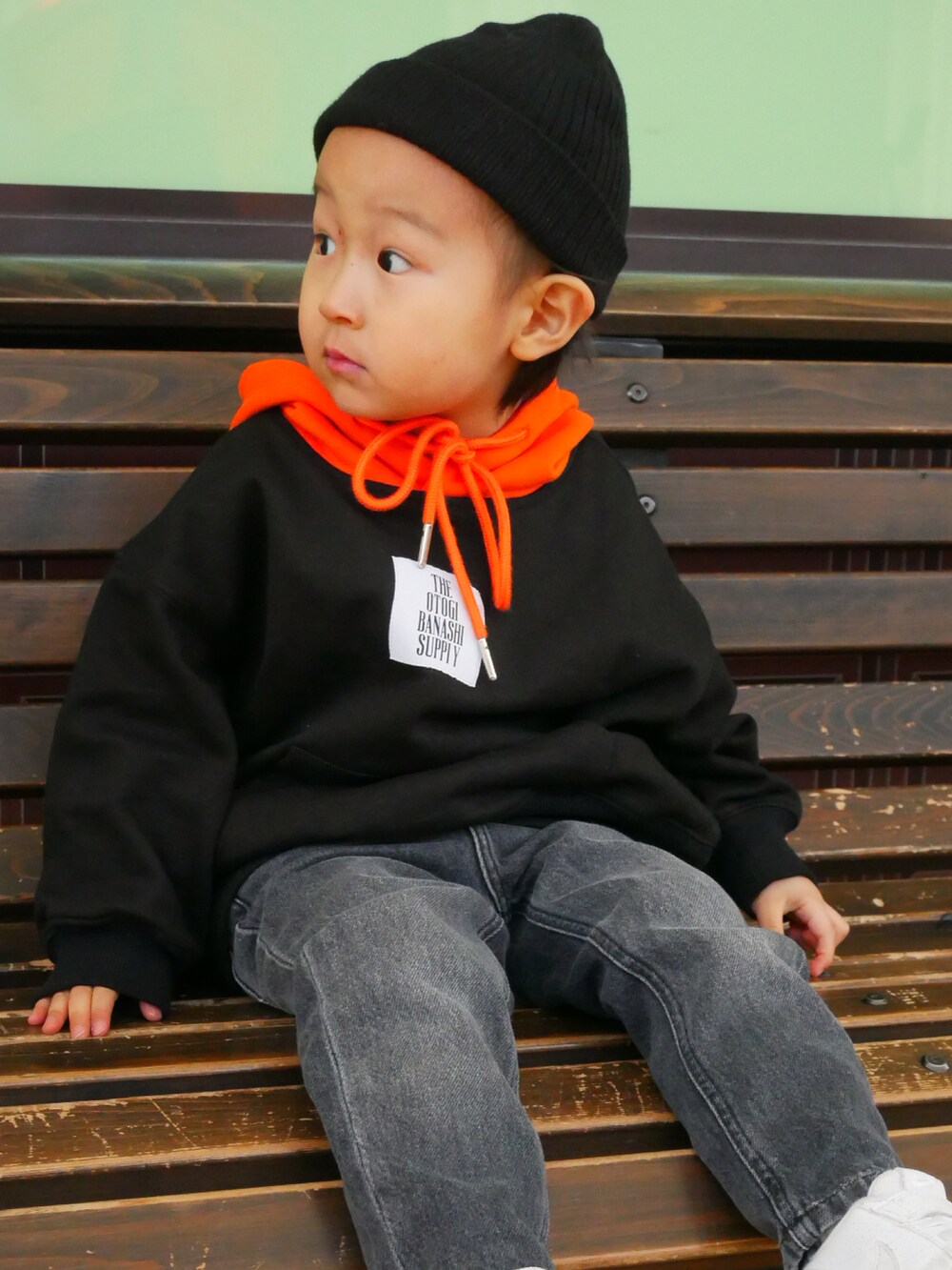 ブラック系のパーカー、グレー系のデニムパンツ、ブラック系のニットキャップ/ビーニーを着用したキッズの春コーディネートの2枚目の写真