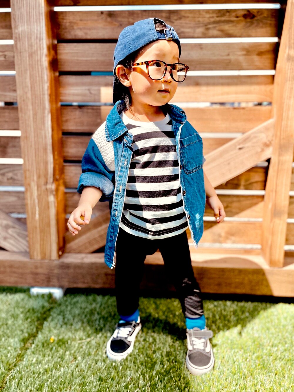 ブラック系のその他パンツ、ブラック系のスニーカー、ブルー系のデニムジャケットを着用したキッズの春コーディネートの3枚目の写真