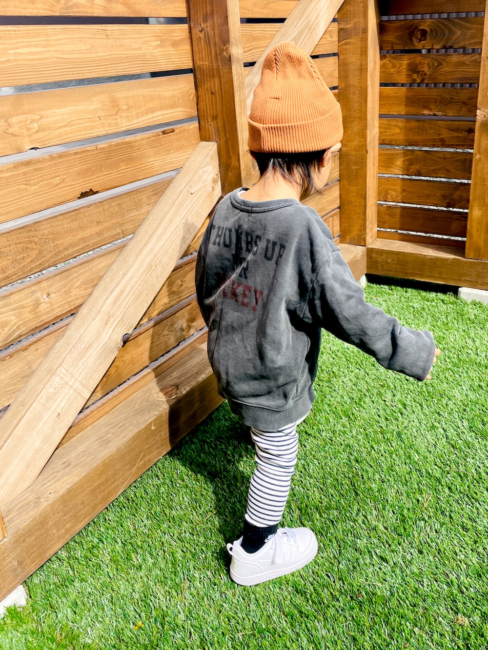 その他のパンツ、ホワイト系のスニーカー、グレー系のスウェットを着用したキッズの春コーディネートの3枚目の写真