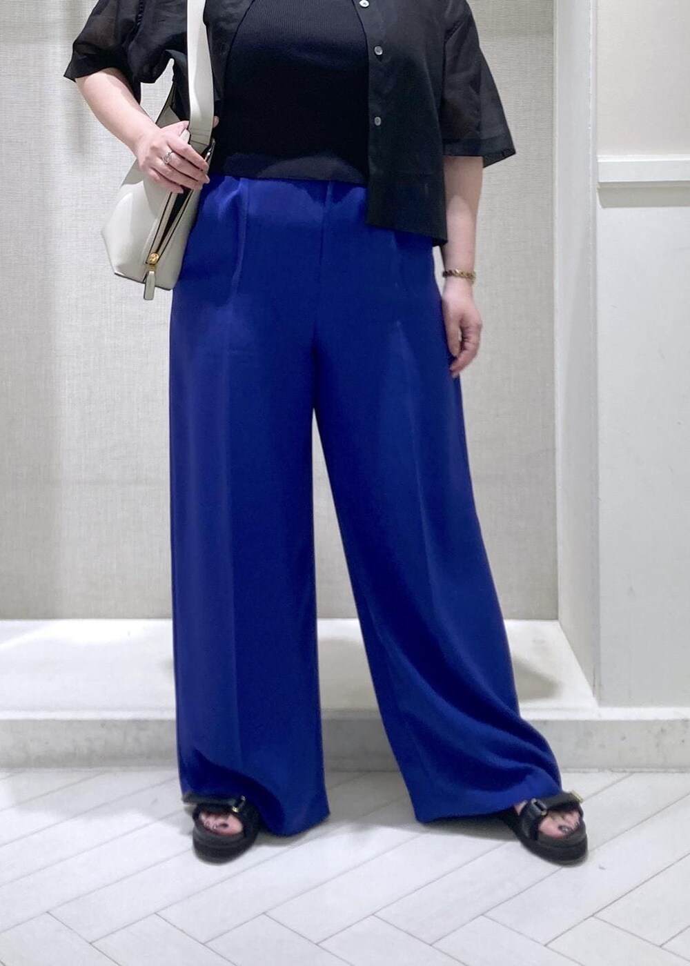ブルー系のその他パンツ、ブラック系のニット/セーター、ブラック系のシャツ/ブラウスを着用したレディースの夏コーディネートの5枚目の写真