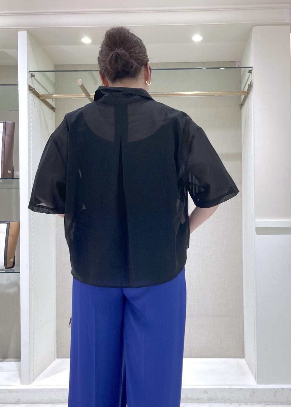 ブルー系のその他パンツ、ブラック系のニット/セーター、ブラック系のシャツ/ブラウスを着用したレディースの夏コーディネートの4枚目の写真