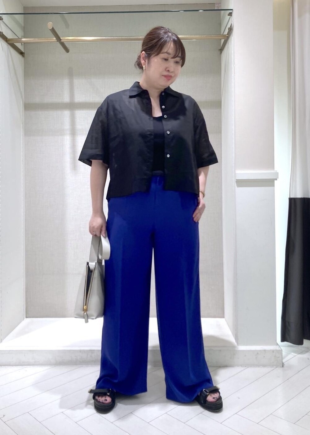 ブルー系のその他パンツ、ブラック系のニット/セーター、ブラック系のシャツ/ブラウスを着用したレディースの夏コーディネートの2枚目の写真