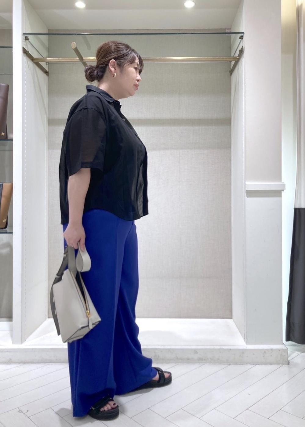 ブルー系のその他パンツ、ブラック系のニット/セーター、ブラック系のシャツ/ブラウスを着用したレディースの夏コーディネートの3枚目の写真