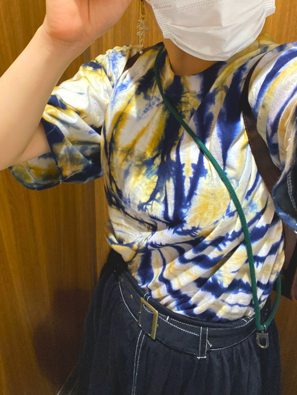 その他のTシャツ/カットソー、ブラック系のキャップを着用したレディースの夏コーディネートの2枚目の写真